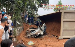 Xe tải chở đất lật trúng ô tô con và xe máy tại Phú Thọ khiến 2 người tử vong tại chỗ