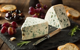 Vì sao người Pháp thích ăn phô mai nặng mùi?