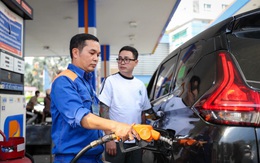 Giá xăng dầu tiếp tục giảm sâu, mặt hàng xăng giảm gần 6.000 đồng/lít