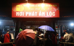 Người dân đội mưa xếp hàng ở Đền Trần Nam Định chờ 'lấy ấn' với giá 20.000 đồng