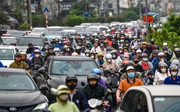 Hà Nội cấm xe qua cầu Long Biên: Người dân chật vật tìm cách qua sông Hồng