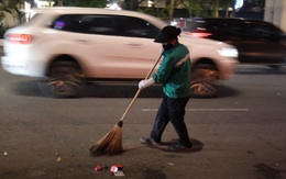 Những tiếng chổi tre thầm lặng khi thành phố chìm vào giấc ngủ