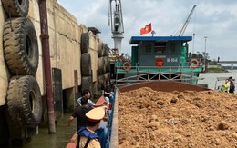 Ninh Bình: Phát hiện tàu chở 700m³ đất không rõ nguồn gốc trên sông Hồng