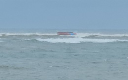 Tàu cá lật trên biển, 7 ngư dân vượt sóng vào bờ, 1 người tử vong