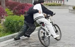 Thạc sĩ Trung Quốc kiếm tiền tỷ nhờ nghề dạy đạp xe cho người lớn!