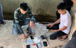 Rủ nhau lên nhà hoang trên núi đánh bạc