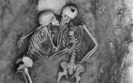 Câu chuyện về cặp đôi đã ôm nhau 2.800 năm ở Iran