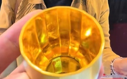 Mang cốc vàng đi kiểm tra, người phụ nữ sốc nặng khi biết giá trị