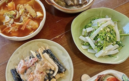 Mâm cơm 'giải cứu tinh thần' của cô gái 9X