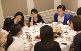 Bị ép bao cả buổi họp lớp vì giàu, tôi đứng lên trả phần mình rồi đi về khiến tất cả sững sờ