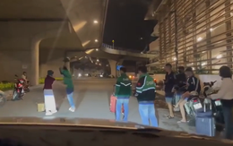 Cận cảnh tài xế xe ôm đập phá hành lý của khách, gây rối trước cổng sân bay Tân Sơn Nhất