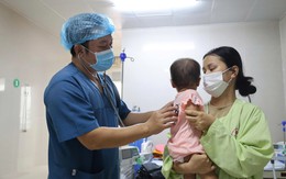 Bé 15 tháng tuổi ở Ninh Bình bị ô tô cán qua người và 4 ngày giành giật sự sống nghẹt thở