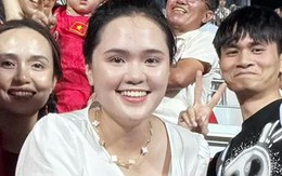 Bà xã Duy Mạnh gây chú ý khi đeo dây chuyền 300 triệu đồng đi cổ vũ chồng