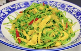 Chỉ cần chần và đảo đều là bạn đã có món ăn tươi ngon, giòn tan, lành mạnh lại bổ gan, giải độc cơ thể