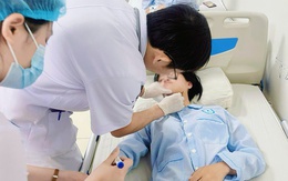 Nữ sinh bị dây điện giăng ngang đường cứa vào cổ