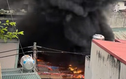 Cháy kho đông lạnh trong ngõ nhỏ Hà Nội, thiêu rụi nhiều xe máy