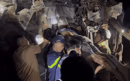 Xuyên đêm giải cứu tài xế xe tải mắc kẹt trong cabin dưới vực sâu 80m ở Tuyên Quang