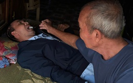 MS 1077: Cha già 80 tuổi chăm con liệt sau đột quỵ trong căn nhà dột nát