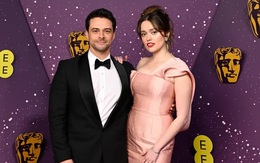 Diễn viên phim Sex Education nhan sắc thăng hạng ở tuổi 32