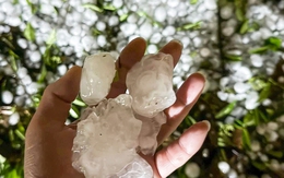 Mưa đá to như quả trứng dội xuống Lào Cai, xuyên thủng mái nhà, vỡ kính ô tô