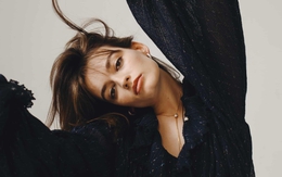 Diễn viên phim Sex Education gợi cảm ở tuổi 30, làn da  trắng mịn không tì vết