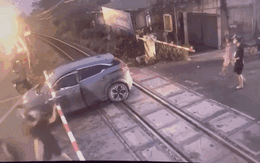 Hà Nội: Thót tim cảnh tàu hỏa tông văng ô tô con 'mắc kẹt' trên đường ray