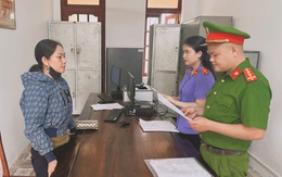 Thiếu tiền trả nợ, hai mẹ con mượn xe máy đi cầm cố