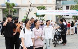 Học sinh lớp 12 'quay cuồng' với các kỳ thi riêng