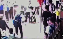 Nam sinh lớp 8 nghi bị kẻ lạ xịt hơi cay trước cổng trường