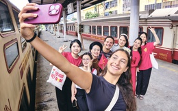 Người dân, du khách nô nức 'chạm vào ký ức' với chuyến tàu Hà Nội 5 Cửa Ô đặc biệt nhân dịp 30/4-1/5