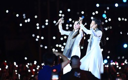 Khán giả bật đèn flash, lightstick, tạo thành bầu trời sao  hoà nhịp cùng nghệ sĩ trong 'Âm vang Tổ quốc'