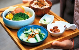 Một thay đổi nhỏ trong bữa cơm sau tuổi 40 giúp gan và dạ dày “dễ thở” hơn