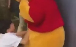 Đứa trẻ vô tư đánh “Gấu Pooh” giữa khu vui chơi: Câu chuyện khiến nhiều phụ huynh phải giật mình về cách dạy con