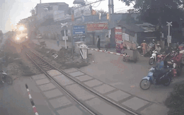 Hà Nội: Băng qua đường ray khi tàu đang tới, người đàn ông thoát chết trong gang tấc