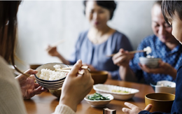 Tuổi thọ dài hay ngắn, nhìn cách ăn là biết: 3 nguyên tắc vàng trong cách ăn của người trường thọ