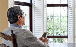 Chọn viện dưỡng lão để nhẹ gánh cho con, 1 năm sau cụ ông rơi nước mắt hối hận