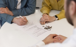 Tưởng chắc phần thừa kế, con trai phẫn nộ khi biết cha sang tên hết tài sản cho con gái