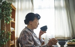 10 năm làm giúp việc cho bà cụ giàu có, tôi nhận được món quà ấm lòng sau ngày bà ra đi