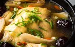 Gà hầm bổ dưỡng nhưng bé chỉ "lắc đầu", các mẹ thử cho ngay nắm lá này vào đi, gà ngọt thanh con thích mê