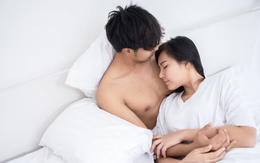 Vợ ngoại tình bỏ trốn, chồng lập tức cưới vợ 'đối thủ' khiến cả làng sửng sốt