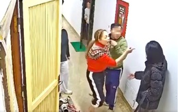 Người phụ nữ túm tóc hàng xóm đánh tới tấp vì cho rằng nạn nhân xúc phạm con trai mình