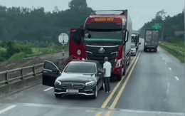 Tài xế xe Mercedes dừng giữa cao tốc Nội Bài - Lào Cai để 'phân bua' với xe chạy sau