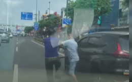 Video: Cận cảnh 2 tài xế rượt đuổi, đánh nhau trên đường ở TP.HCM