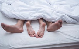 Vợ quấn khăn tắm lao ra đường khóc lóc sau khi bị chồng phát hiện ngoại tình