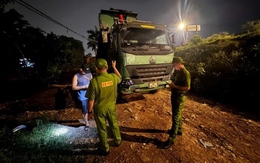 Hà Nội: Kịp thời chặn đứng xe tải đổ trộm chất thải ra cánh đồng lúc nửa đêm
