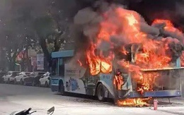 Hình ảnh và video cận cảnh 'bà hỏa' thiêu rụi xe buýt giữa phố Lý Thường Kiệt