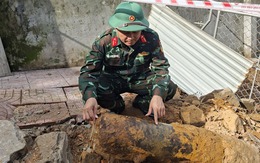 Phát hiện quả bom 'khủng' trong vườn nhà người dân ở xã Nghi Xuân, Hà Tĩnh 