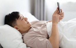 Vợ thức trắng chăm chồng sau tai nạn, anh vừa cầm lại điện thoại đã tiếp tục ngoại tình