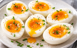 Mùa hè nên ăn trứng thế nào để không tăng cholesterol? Chuyên gia khuyến cáo cách ăn an toàn nhất