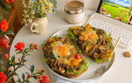Bữa brunch cuối tuần "chuẩn tiệm" tại nhà: Bánh mì kẹp bò xào rau củ phô mai chảy, làm 15 phút mà ngon hết sảy